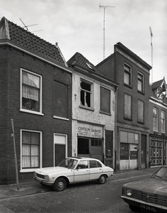 813406 Gezicht op de voorgevels van de panden Waterstraat 15 (links)-lager te Utrecht.